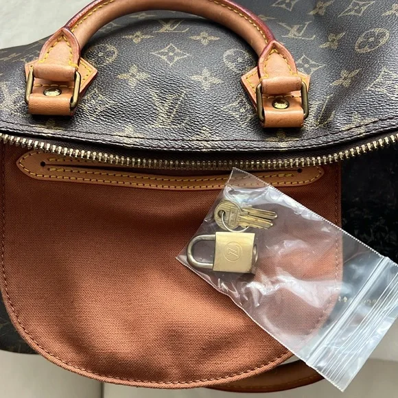 Authentic Louis Vuitton Monogram Speedy 40 Handbag with lock and key - Picture 9 of 12